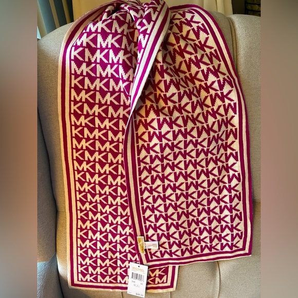 Micheal Kors NWT Fuchsia &cream Logo Scarf, quality knit - Picture 7 of 8